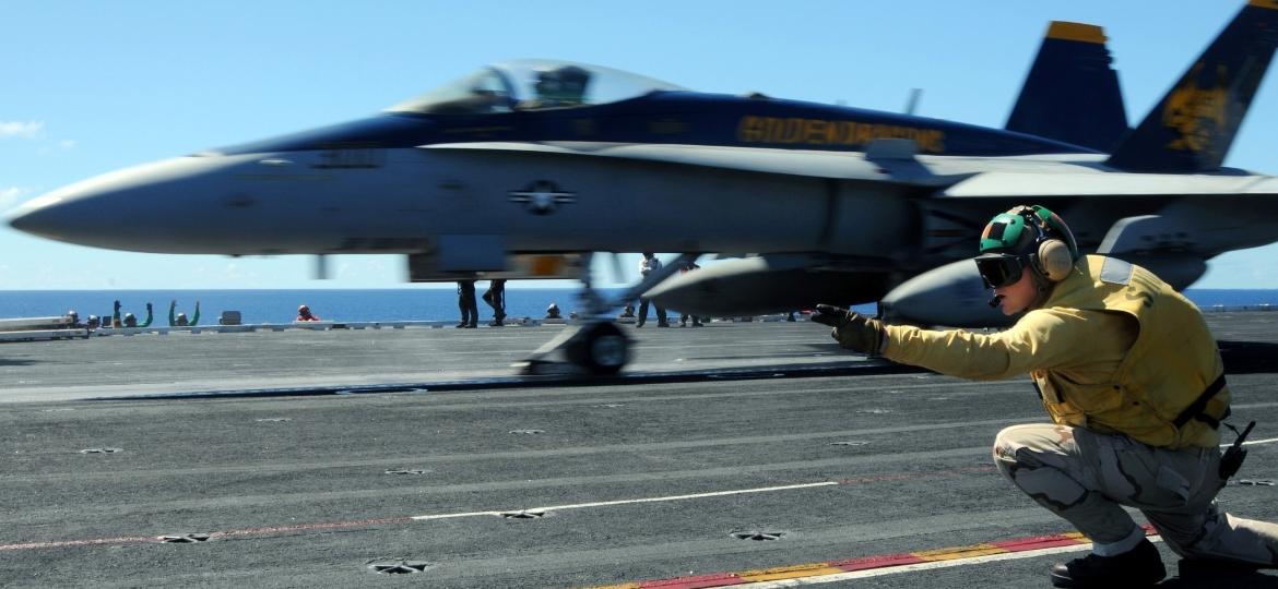 F/A-18C é lançado por meio de catapulta presa ao trem de pouso a bordo do porta-aviões USS George Washington - Barry Hirayama/Marinha dos EUA