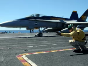 Catapulta e rampa: a arriscada decolagem dos caças que saem de porta-aviões