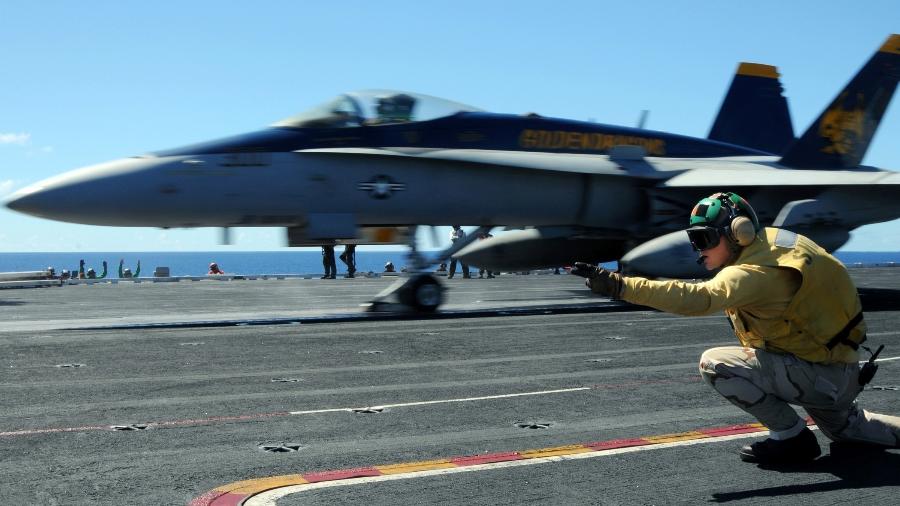 F/A-18C é lançado por meio de catapulta presa ao trem de pouso a bordo do porta-aviões USS George Washington