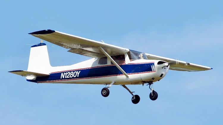 Cessna 150 durante pouso no aeroporto internacional James M. Cox, em Dayton, no estado de Ohio (EUA)