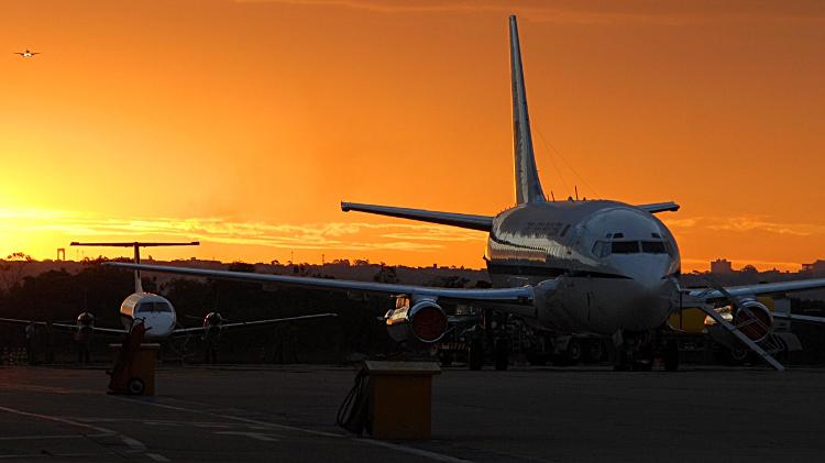 À direita, antiga aeronave da Presidência da República, o VC-96, um Boeing 737-200, que foi substituído pelo VC-2