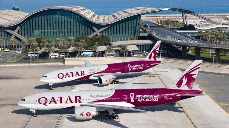 Aviões da Qatar Airways comemorativos da Copa do Mundo de Futebol de 2022, ano em que o país do Oriente Médio sediou o evento