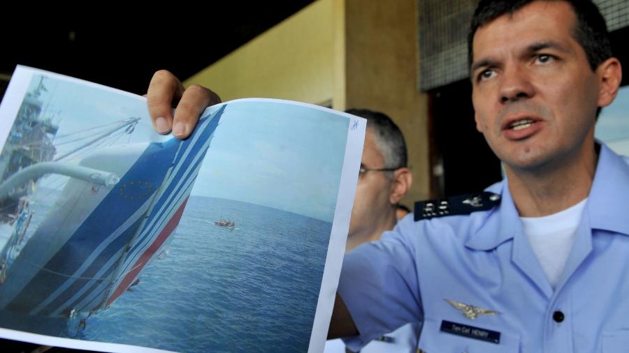 O tenente-coronel Henry Munhoz exibe fotografia do momento em que parte do Airbus A330 da Air France que caiu em 2009 é içada do mar