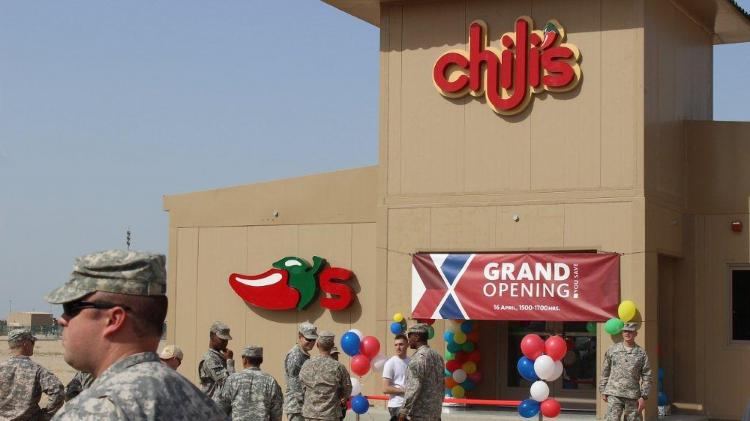 Abertura de uma unidade da lanchonete Chili's no Campo Arifjan, no Kuwait