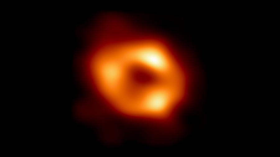 A primeira imagem do buraco negro central da nossa galáxia, obtida pela colaboração do Telescópio do Horizonte de Eventos - Colaboração EHT