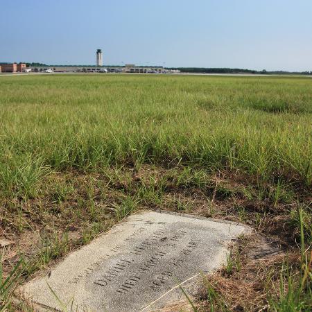 Túmulos de Daniel Hueston e John Dotson ao lado da pista do aeroporto de Savannah/Hilton Head, nos EUA