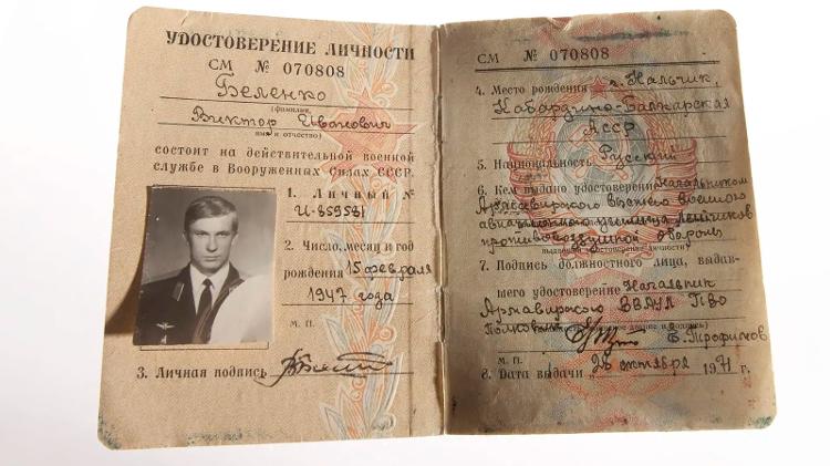 Documento de identidade militar do ex-piloto soviético Viktor Belenko Documento de identidade militar do ex-piloto soviético Viktor Belenko
