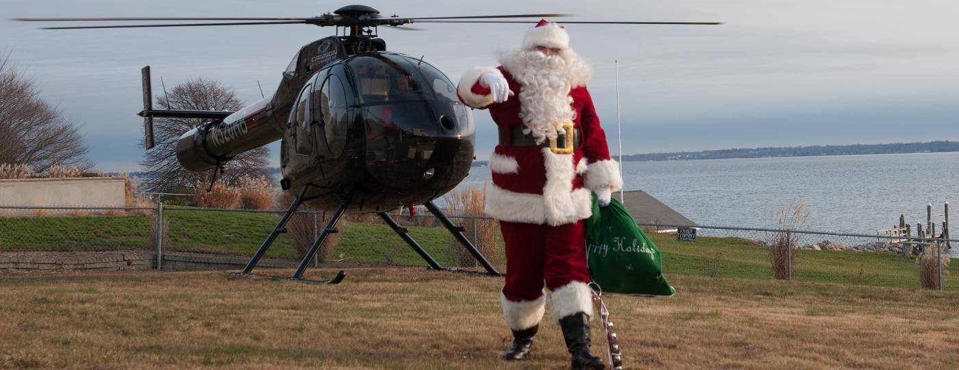 Papai Noel chega de helicóptero para evento beneficente nos Estados Unidos - Andrew Barresi/13.dez.2015/Guarda Costeira dos EUA 