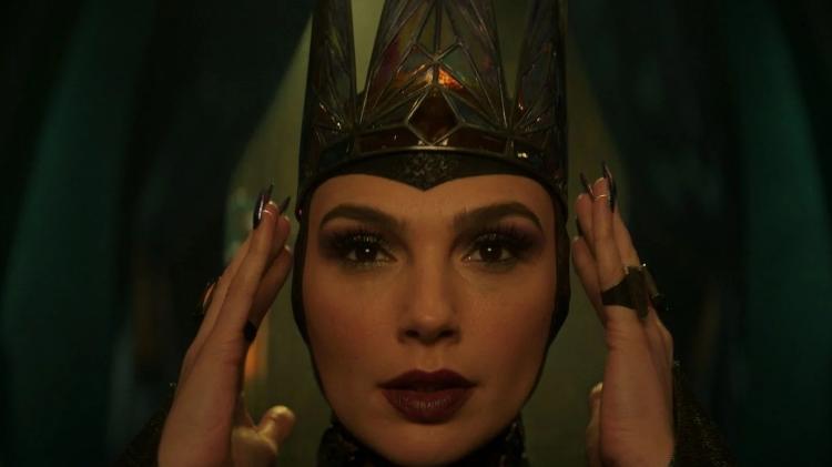 Gal Gadot é a Rainha (muito) Má em 'Branca de Neve' Gal Gadot é a Rainha (muito) Má em 'Branca de Neve'