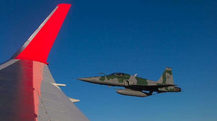 Caça F-5 da FAB escolta avião da Latam com a chama olímpica dos jogos do Rio de Janeiro em 2016