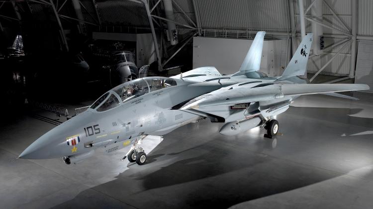 F-14D Tomcat, avião que muda a geometria de sua asa, o que facilita em alguns tipos de operação