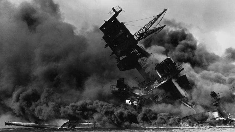 USS Arizona após ataque surpresa em Pearl Harbor em 1941: ofensiva japonesa marcou a entrada dos EUA na guerra