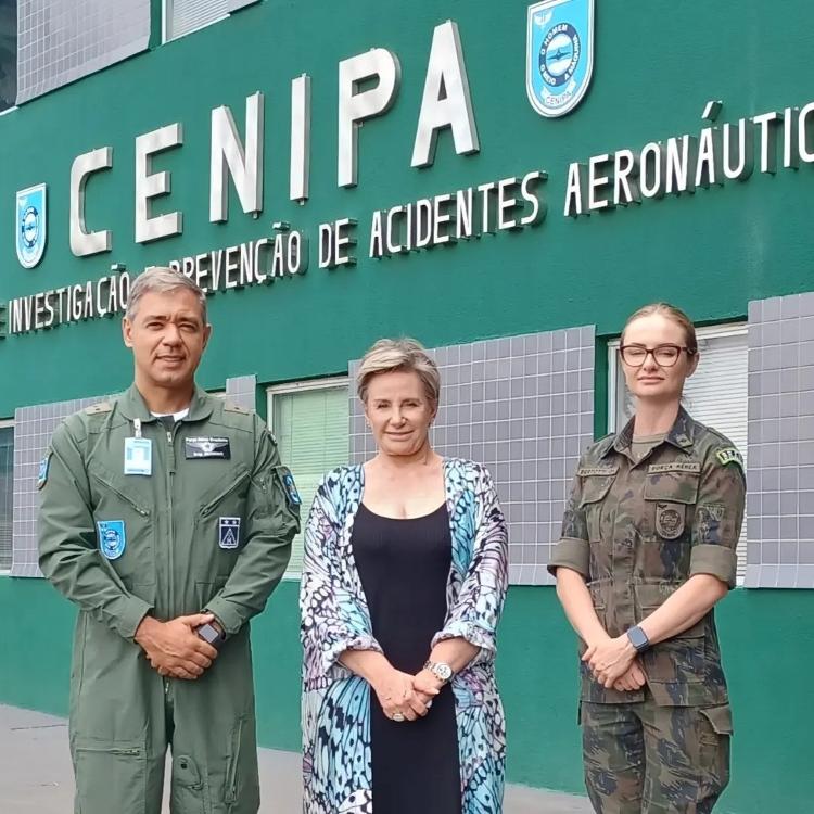 Sandra Assali, uma das fundadoras da Abrapavaa (Associação Brasileira de Parentes e Amigos de Vítimas de Acidentes Aéreos) em visita ao Cenipa (Centro de Investigação e Prevenção de Acidentes Aeronáuticos)