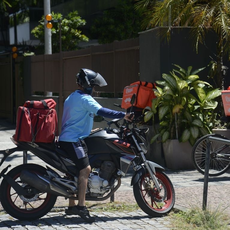 Motoboys protestam após motorista destruir moto de entregador