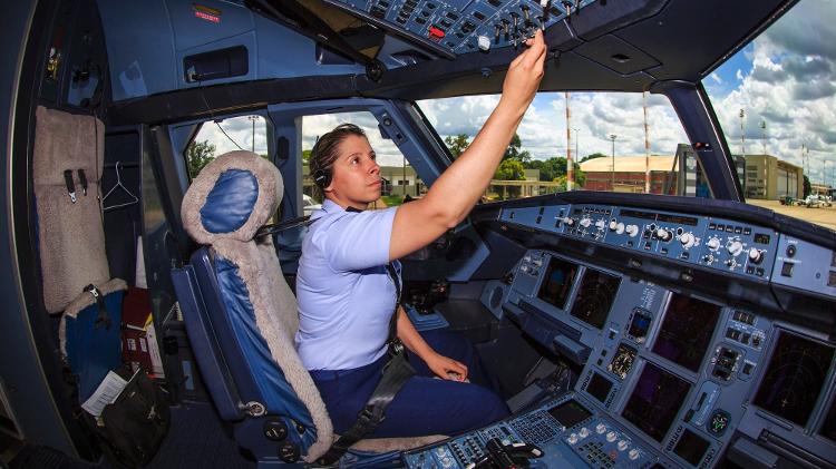 Carla Borges no comando do Airbus A319 presidencial, batizado de Santos Dumont