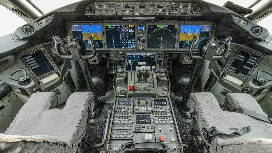Cabine de um Boeing 787: diversas aplicações são usadas para comandar a aeronave e seus diversos sistemas