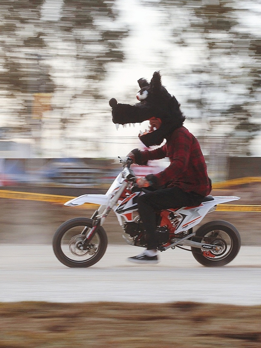 Evento tem corrida de mini moto e de Harley na terra com