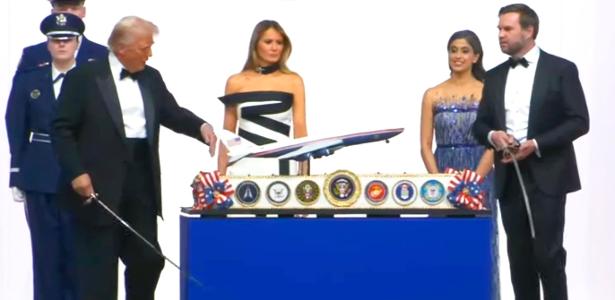 Trump corta bolo com nova pintura do Força Aérea Um e reacende polêmica