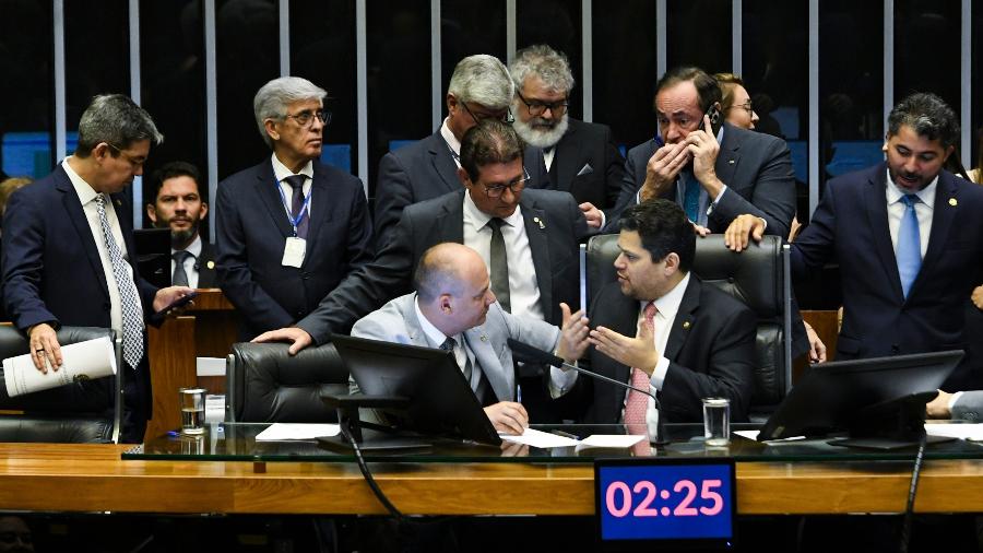 Presidente do Senado Federal, senador Davi Alcolumbre (União-AP), conversa com os deputados Cabo Gilberto Silva (PL-PB) e Rodrigo da Zaeli (PL-MT) durante sessão do Congresso que derrubou vetos presidenciais. Presidente do Senado Federal, senador Davi Alcolumbre (União-AP), conversa com os deputados Cabo Gilberto Silva (PL-PB) e Rodrigo da Zaeli (PL-MT) durante sessão do Congresso que derrubou vetos presidenciais.