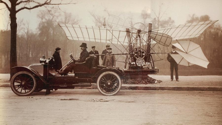 Demoiselle, de Santos Dumont: Brasileiro estacionava o avião em frente à sua residência em Paris Demoiselle, de Santos Dumont: Brasileiro estacionava o avião em frente à sua residência em Paris