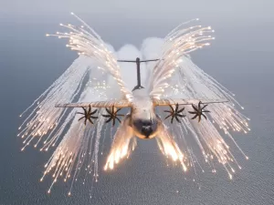 Lançar fogos e voar em espiral: as estratégias de aviões que vão pra guerra