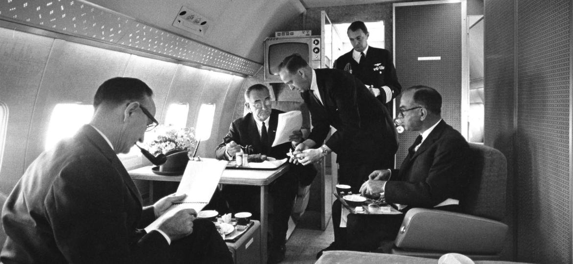 Presidente Lyndon B. Johnson na suíte presidencial do Força Aérea Um - Força Aérea dos EUA