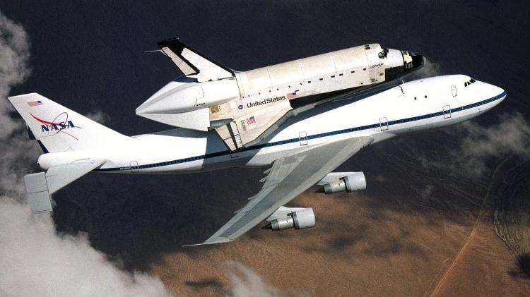 Ônibus espacial Columbia acoplado a um Boeing 747 adaptado para esse tipo de transporte