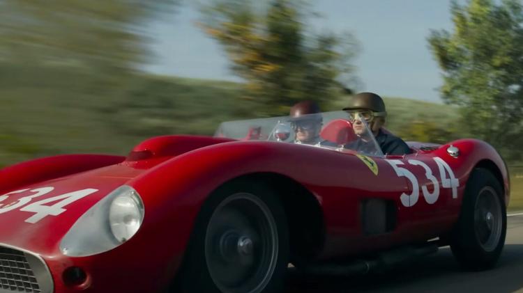 Gabriel Leone pega no volante em 'Ferrari'