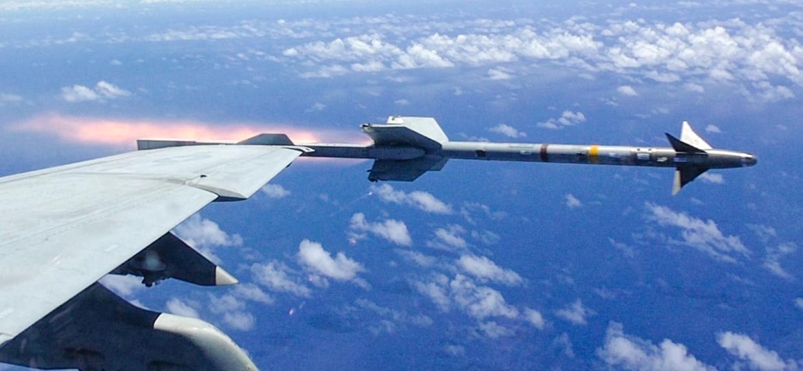 Caça F/A-18F Super Hornet dispara míssil Sidewinder AIM-9M durante exercício militar - Mike Wilcox/Divulgação/Marinha dos EUA