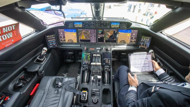 Cabine de comando do jato executivo Gulfstream G600, capaz de voar 12.223 quilômetros sem precisar parar para reabastecer Cabine de comando do jato executivo Gulfstream G600, capaz de voar 12.223 quilômetros sem precisar parar para reabastecer