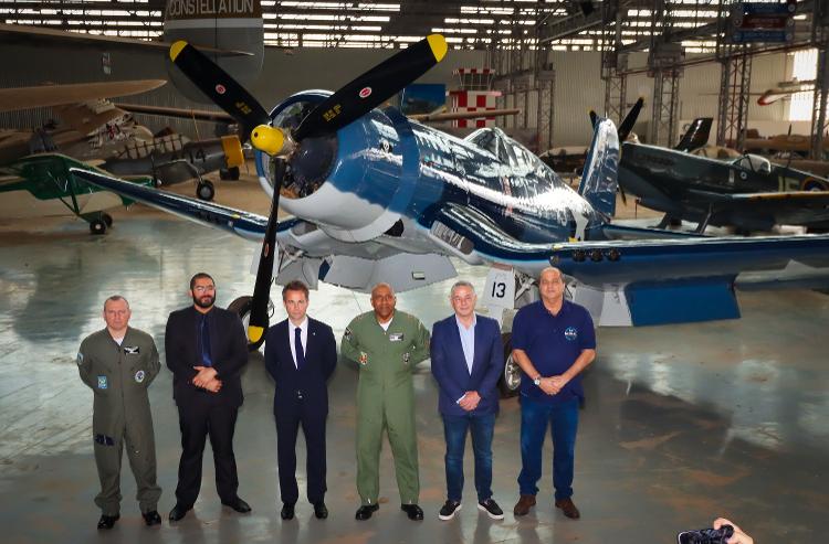 Integrantes da FAB, do Museu Asas de um Sonho e do poder público durante cerimônia que oficializou a transferência de 40 aeronaves de São Carlos para o novo Mapa, em São Paulo
