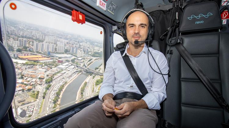 João Welsh, CEO da Revo, durante voo da empresa em São Paulo