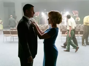 Scarlett Johansson brilha em romance na era espacial em 'Como Vender a Lua'