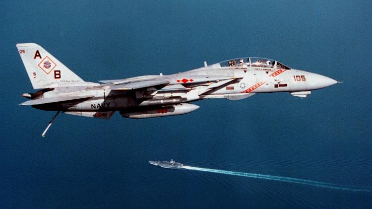 Navio F-14B sobrevoa o porta-aviões USS George Washington (CVN 73) no golfo pérsico em 1997