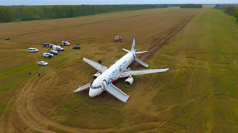 Avião da Ural Airlines que pousou em campo de trigo na Rússia em 2023