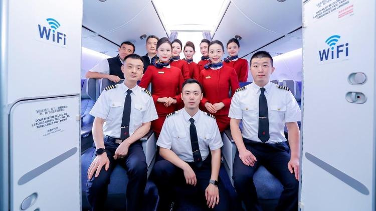 Tripulação do primeiro voo internacional do avião Comac C919, realizado pela Air China ligando Beijing (China) e Ulã Bator (Mongólia)