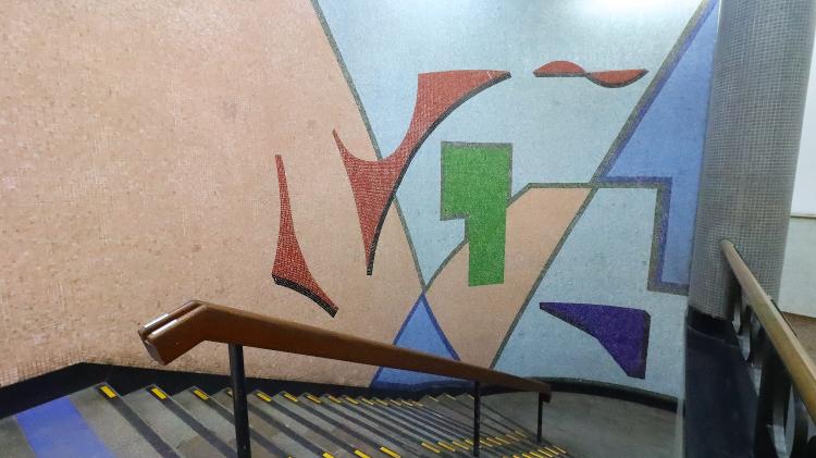 Mural com a assinatura de Hernani do Val Penteado e Raymond A. Jehlen, que projetaram o terminal de passageiros de Congonhas