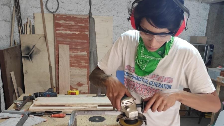 Com as atividades culturais paralisadas pela pandemia, a cenotécnica e arte-educadora Katiana Aleixo improvisou um estúdio de serralheria para fabricar móveis e outras encomendas na casa da mãe, em Guarulhos - Katiana Aleixo/Acervo pessoal