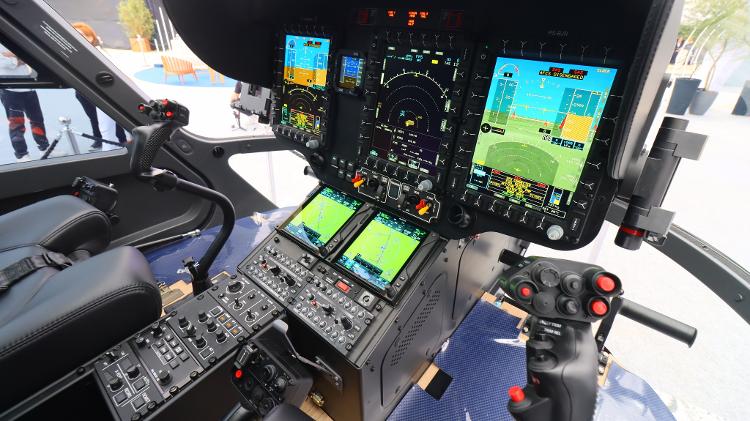 Cabine de comando do helicóptero ACH145 com interior com design Mercedes-Benz Cabine de comando do helicóptero ACH145 com interior com design Mercedes-Benz
