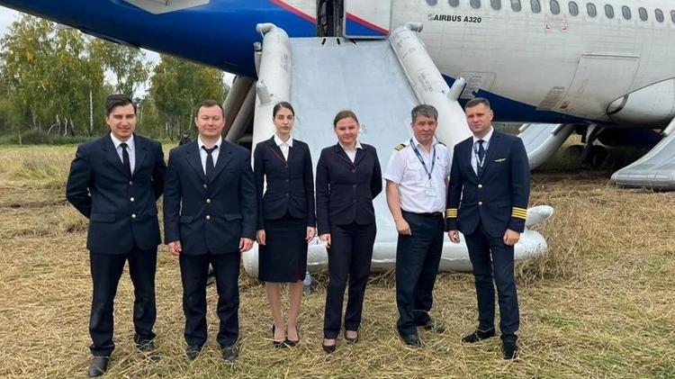 Tripulação do voo da Ural Airlines que pousou em plantação na Rússia em 2023