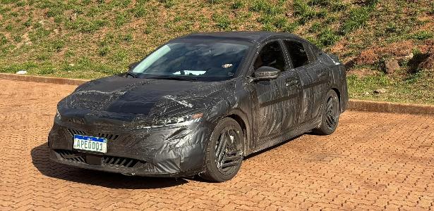 Novo Nissan Sentra já roda no Brasil para estrear em 2026; o que já sabemos