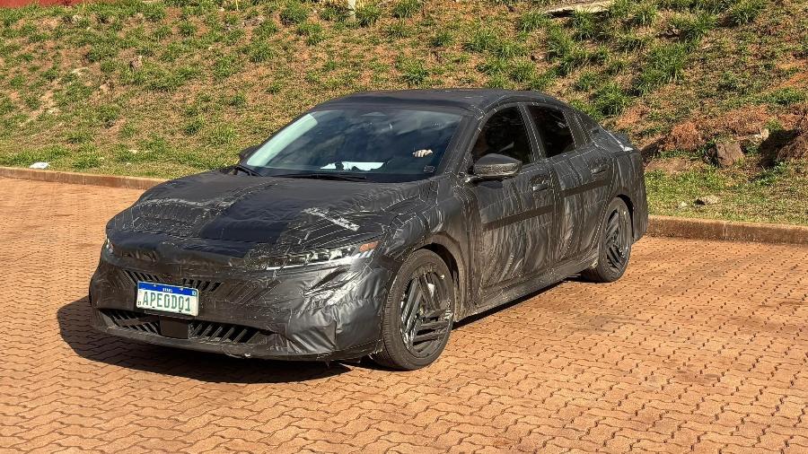 Protótipo do novo Nissan Sentra 2027 é flagrado no Brasil em testes e sob camuflagem Protótipo do novo Nissan Sentra 2027 é flagrado no Brasil em testes e sob camuflagem