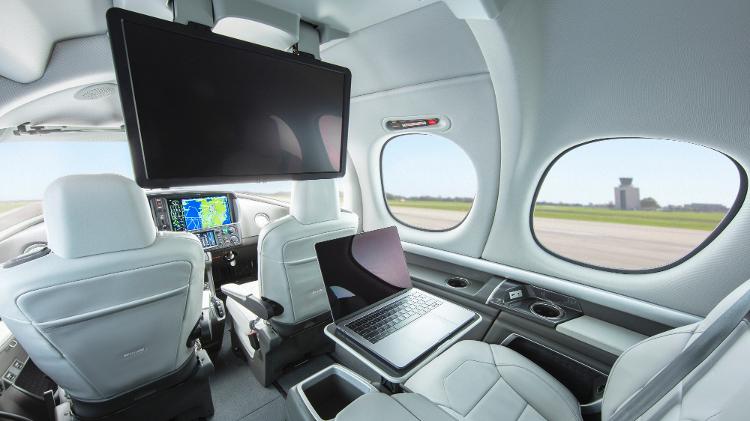 Interior do Cirrus Vision Jet: Aeronave pode ser configurada na modalidade executiva, para trabalhar a bordo