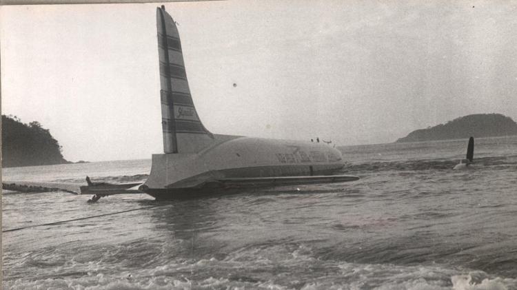 Avião DC-4 da Real Aerovias que fez um pouso forçado na praia da Baleia, em São Sebastião (SP) em 1957