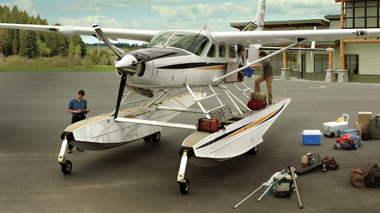 Avião Cessna Caravan, apelidado de 'jipe' e 'trator dos ares', também tem versão anfíbia, que pousa na água e na terra