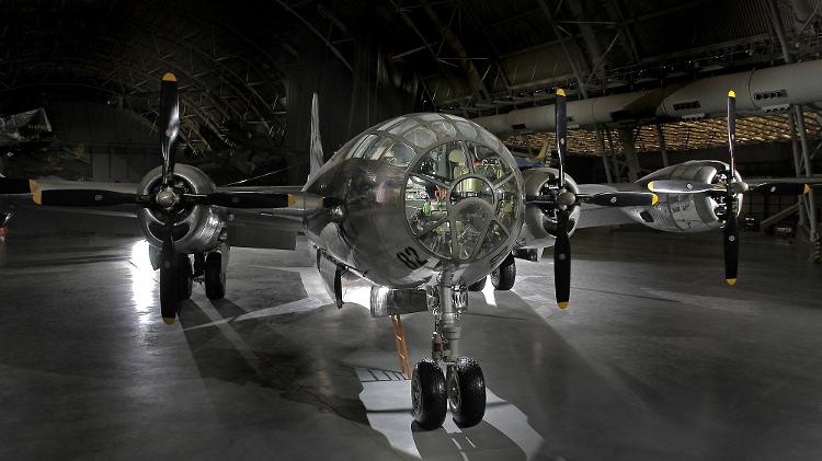 Avião B-29 batizado de Enola Gay, que lançou a primeira bomba atômica no Japão, sobre Hiroshima