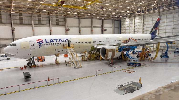 Avião da Latam é preparado com o Aeroshark, um adesivo tecnológico que imita pele de tubarão e melhora o escoamento de ar em torno do avião, economizando combustível Avião da Latam é preparado com o Aeroshark, um adesivo tecnológico que imita pele de tubarão e melhora o escoamento de ar em torno do avião, economizando combustível