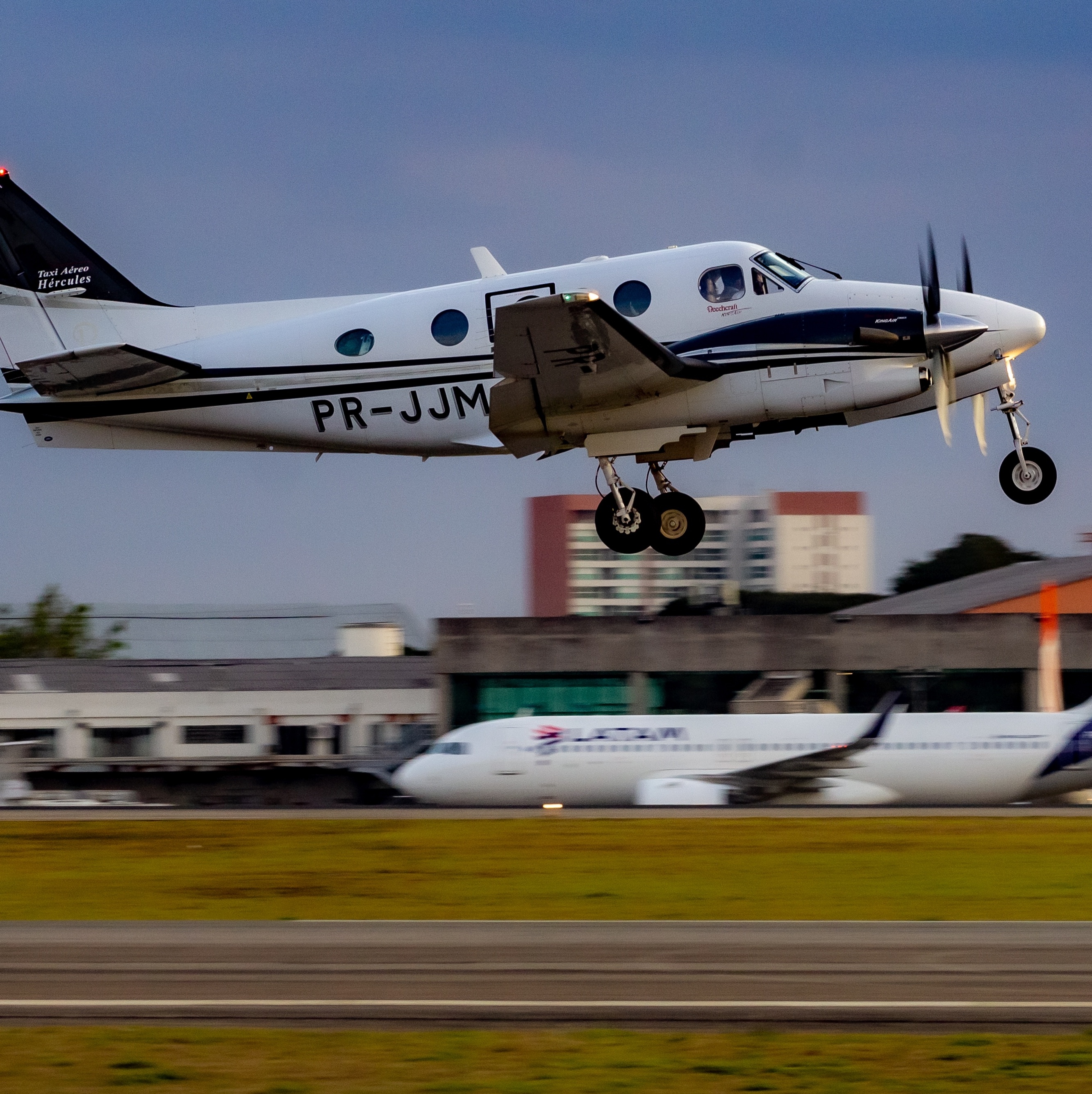 Aviões de linha aérea comercial voando isolados