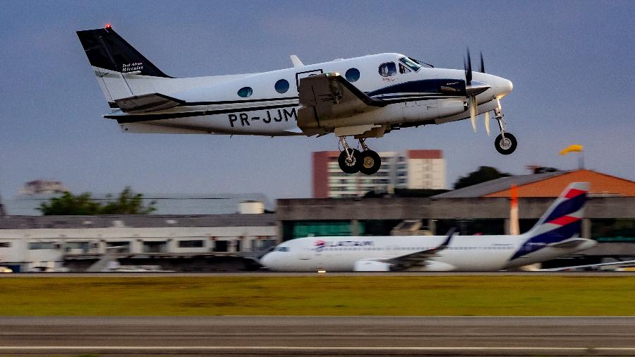 Avião turboélice de menor porte decolando do aeroporto de Congonhas (SP) em 2019 - Alexandre Saconi/3.jul.2019