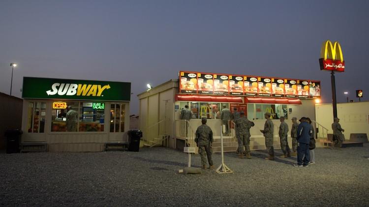 Lojas das lanchonetes McDonald's e Subway em 2011 no Campo Virgínia, base dos EUA Kuwait